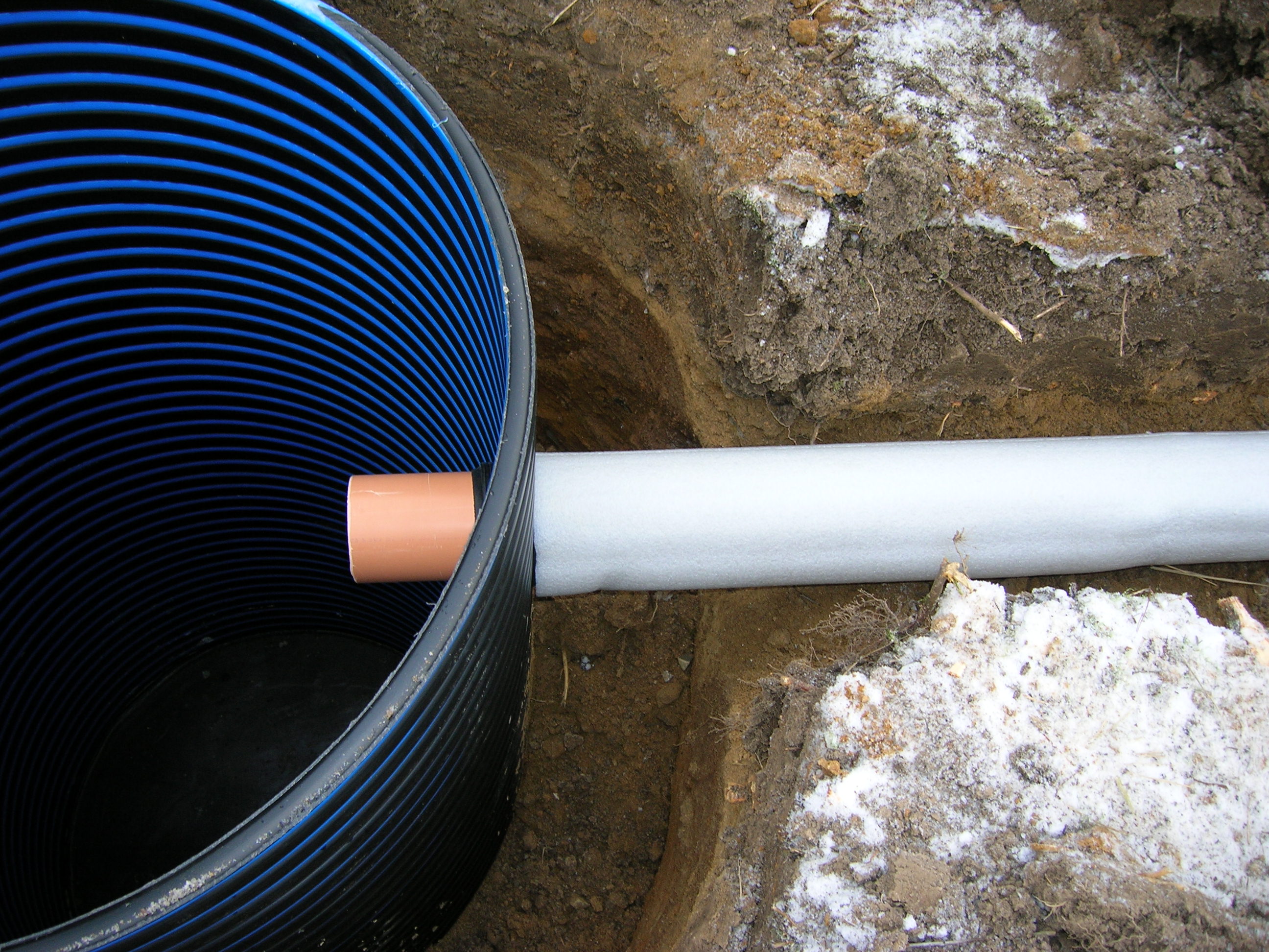 Монтаж и утепление труб канализации