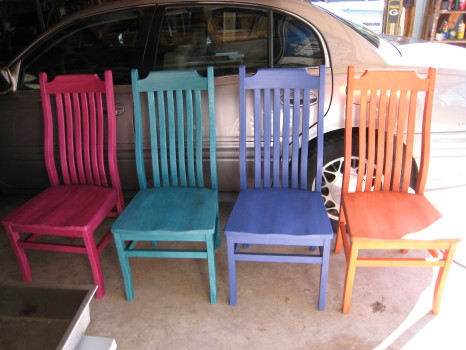 разноцветные стулья