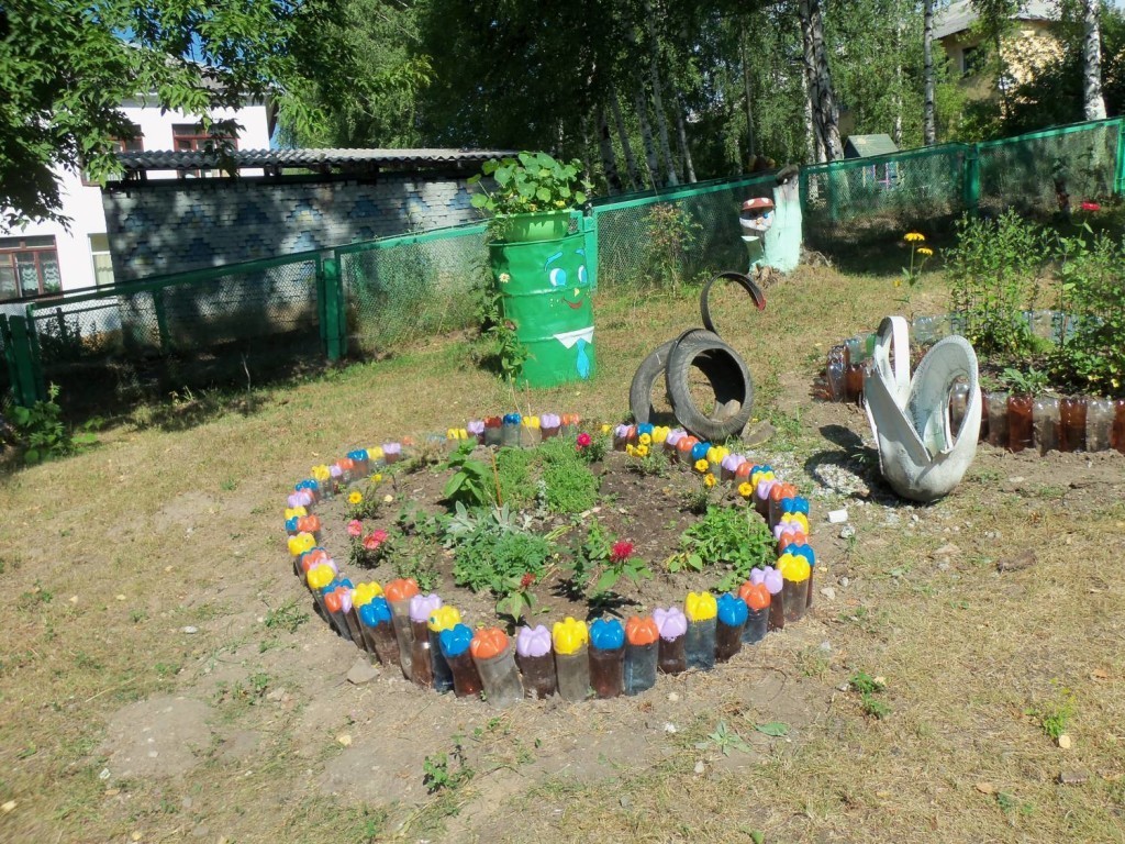 Клумба из пластика своими руками Клумба из пластика своими руками