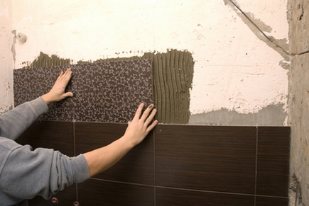 Этапы укладки керамической плитки на стену