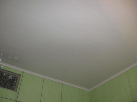 Способы отделки потолка в ванной комнате