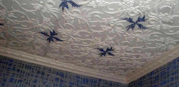 Пенопластовые панели для отделки потолка в ванной