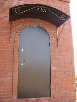 Входная арочная дверь